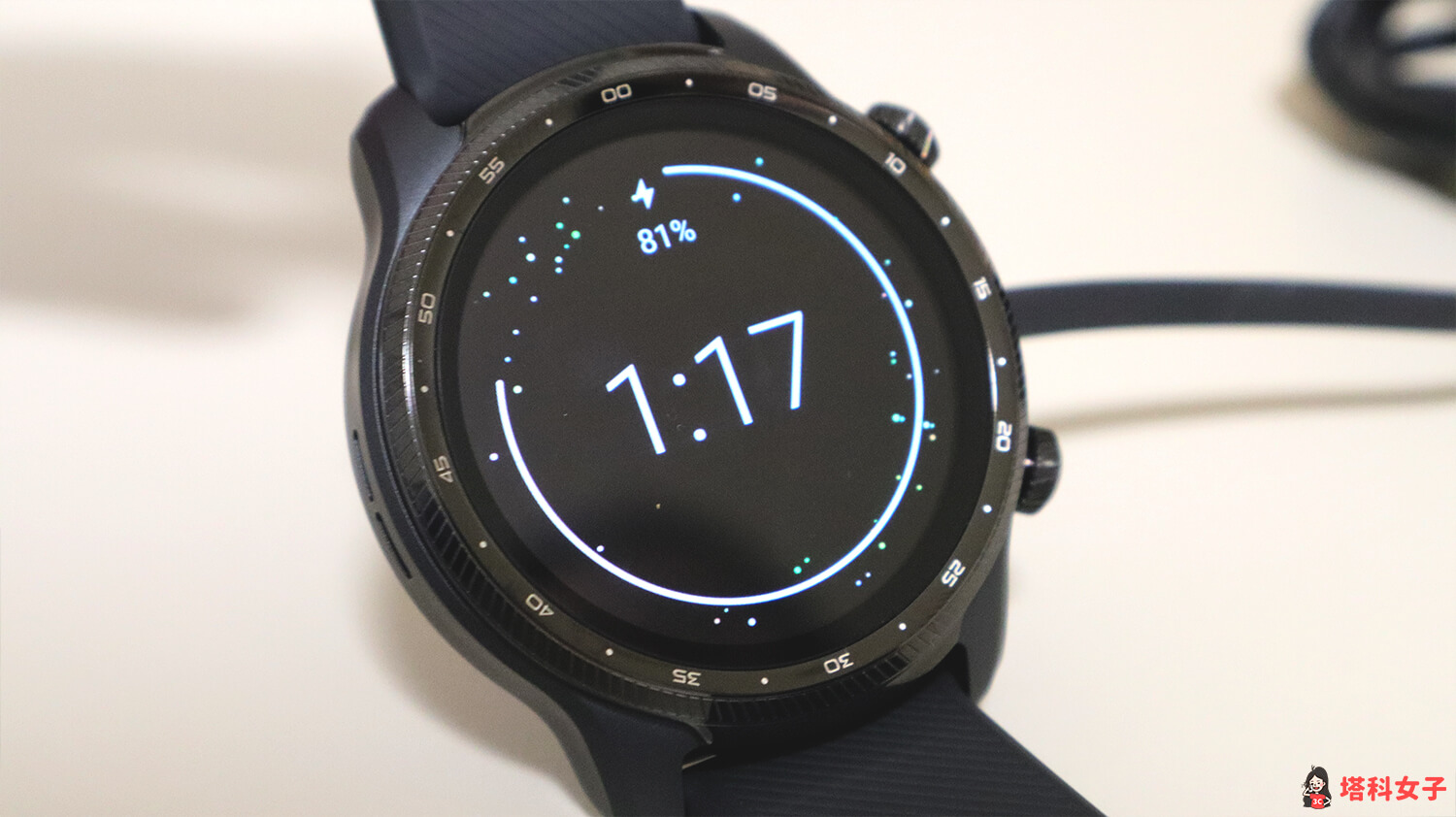 TicWatch Pro 3 Ultra GPS 軍規智慧手錶：充電與續航