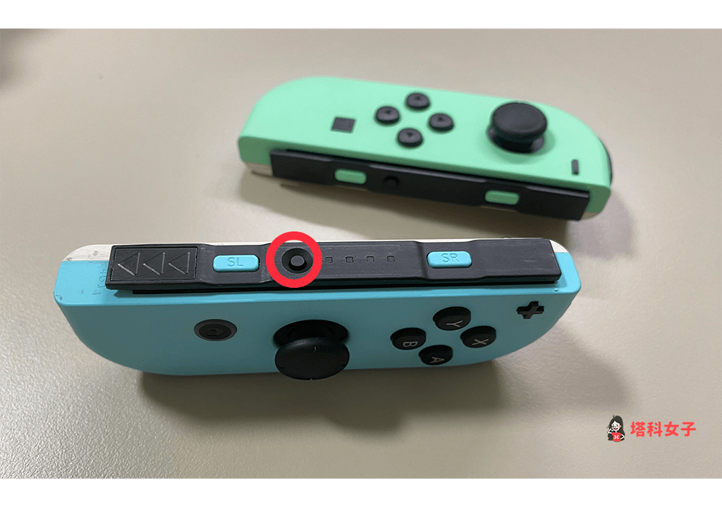 iPhone 與 Switch Joy Con 手把配對：按住 Joy Con 配對鍵