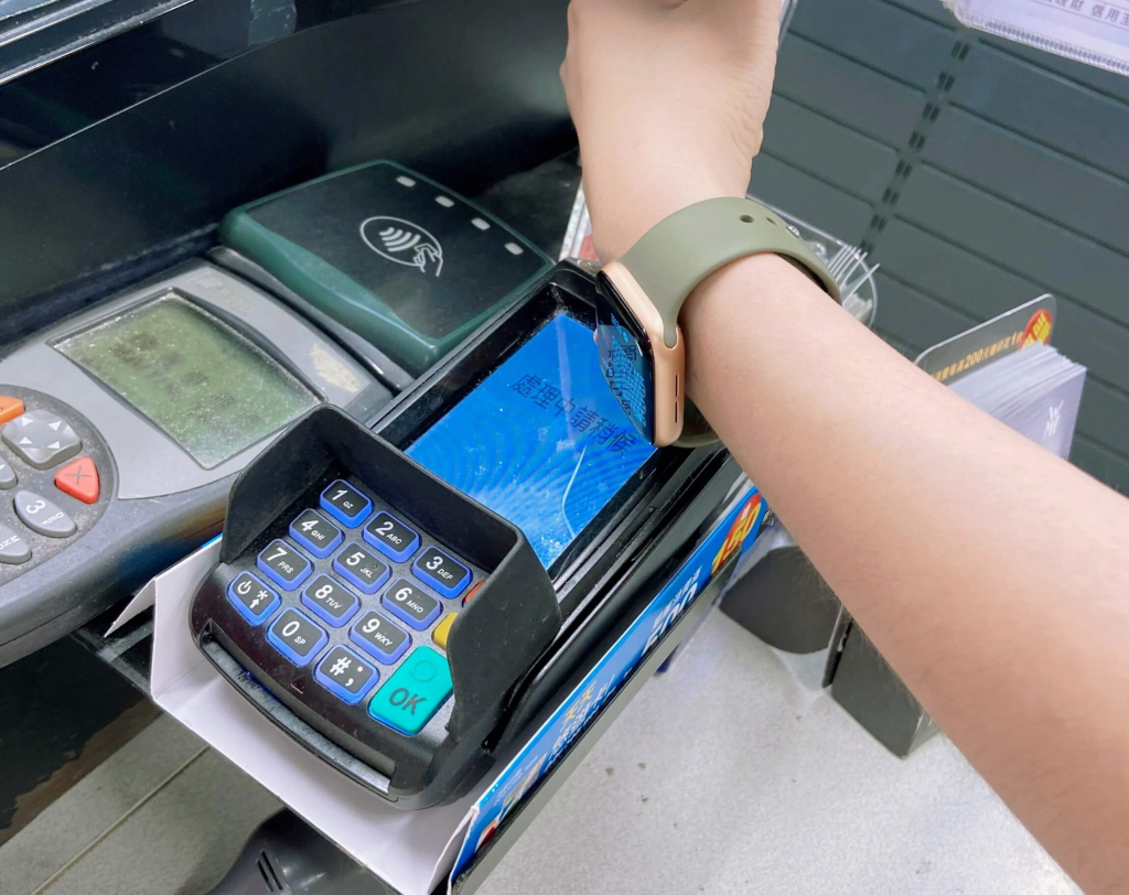 綁定 Apple Pay 付款，用 iPhone 或 Apple Watch 感應