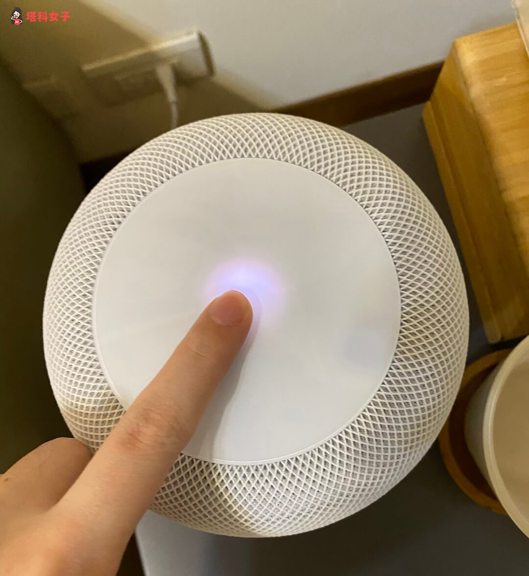 HomePod mini 重置：按住頂部面板