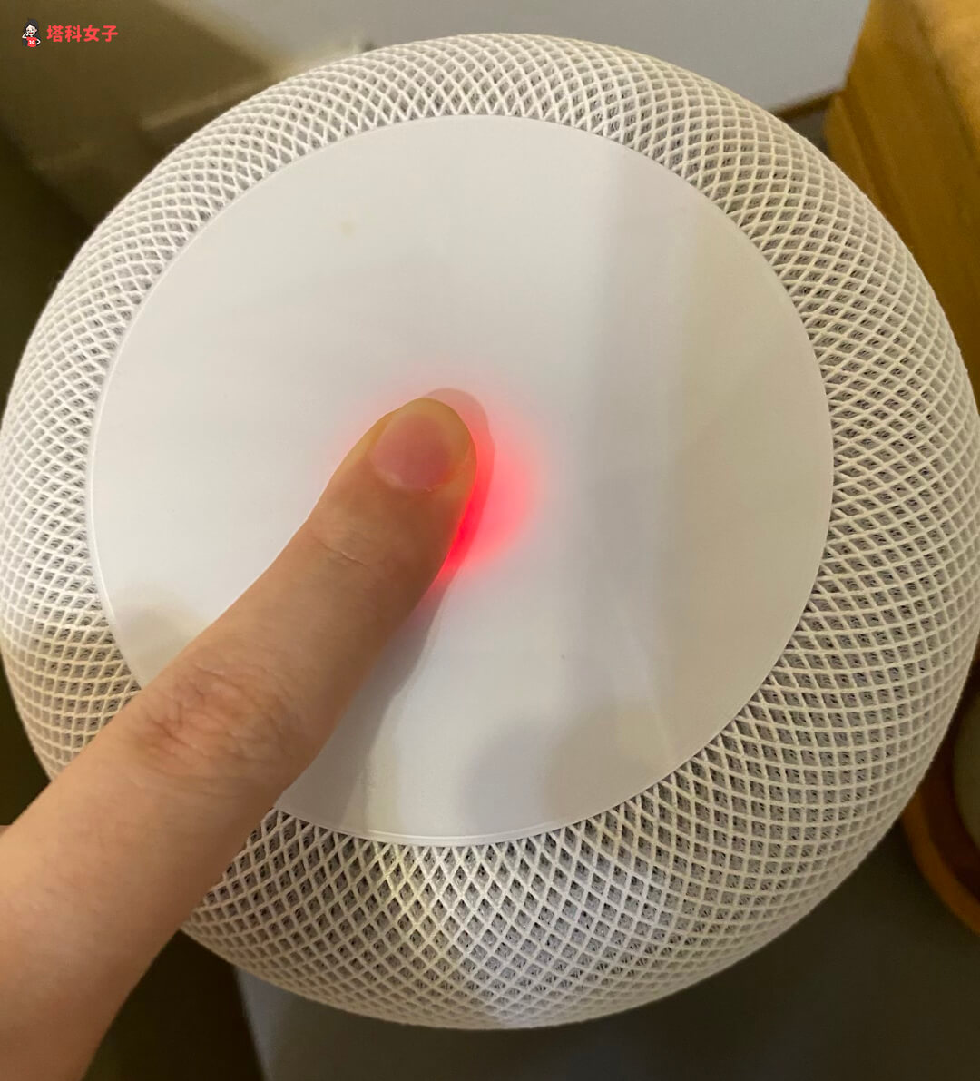 HomePod mini 重置：頂部面板白色變紅色