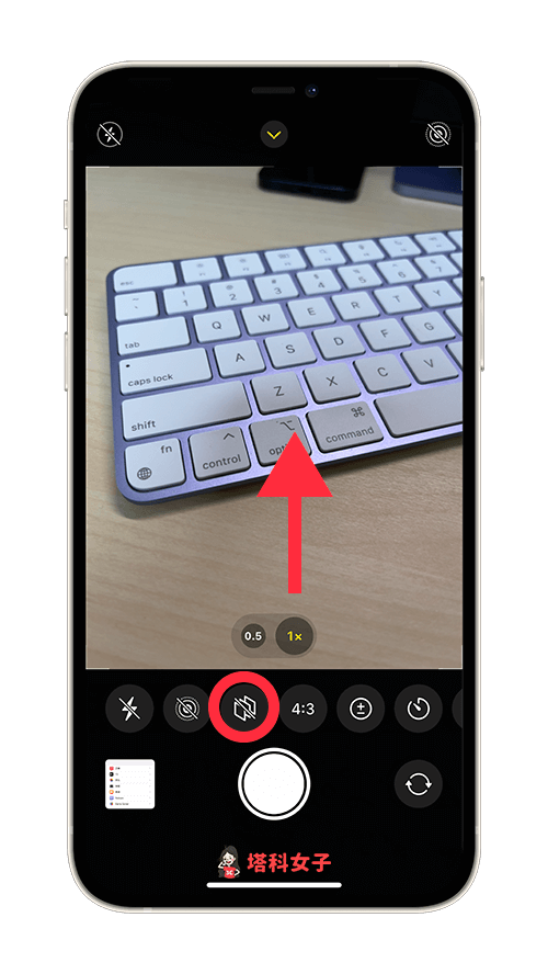 開啟 iPhone 相機，往上方滑，點選「攝影樣式」圖示